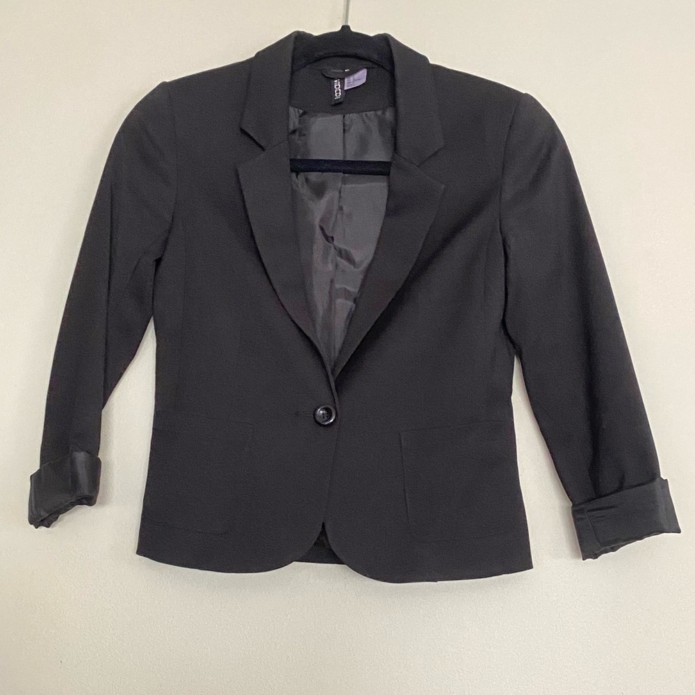 🏷️H&M Blazer in Black — 2